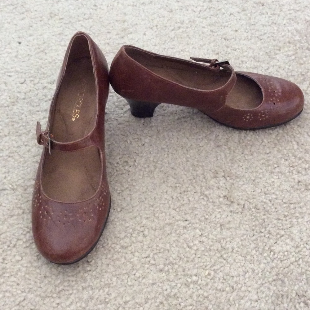 Aerosoles brown leather shoes with flower detail